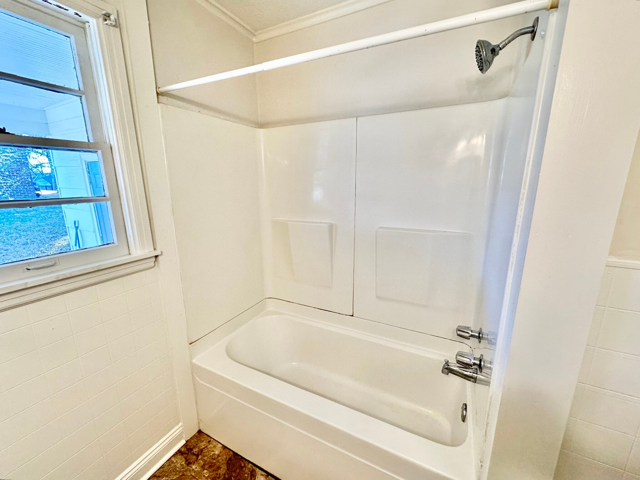 Tub/Shower - 922 Lynden Blvd