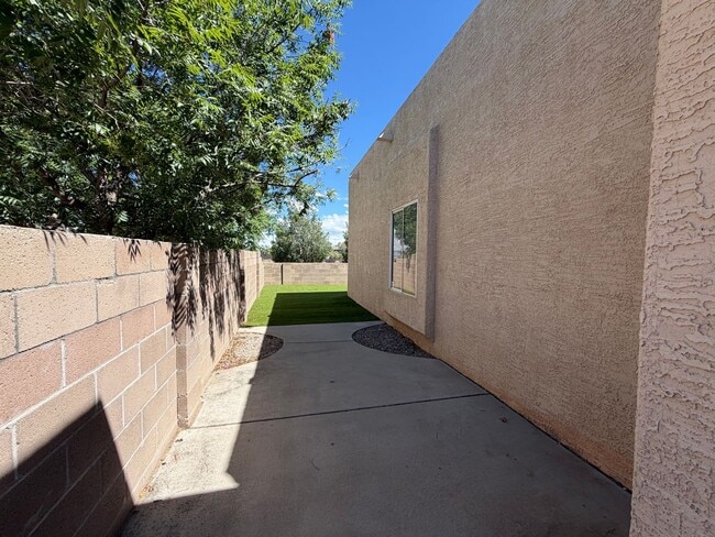 Building Photo - Contemporary 3 Bedroom 2 Bathroom Home Located In NW Albuquerque!