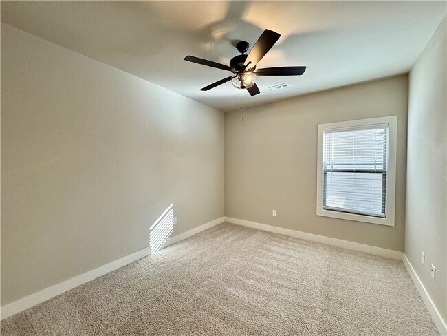 Building Photo - 814 NE Hts Ln