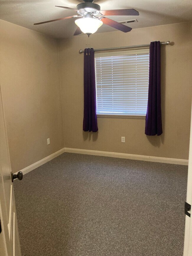 Building Photo - Cedar Park Townhome