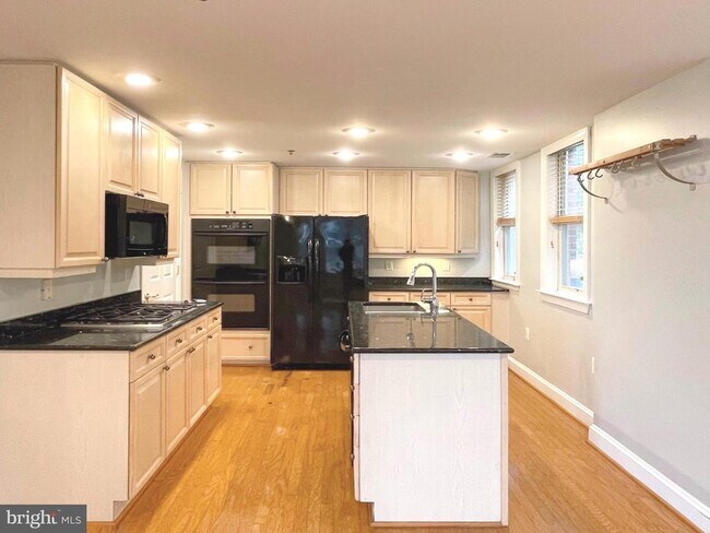 Building Photo - 1555 N Colonial Terrace