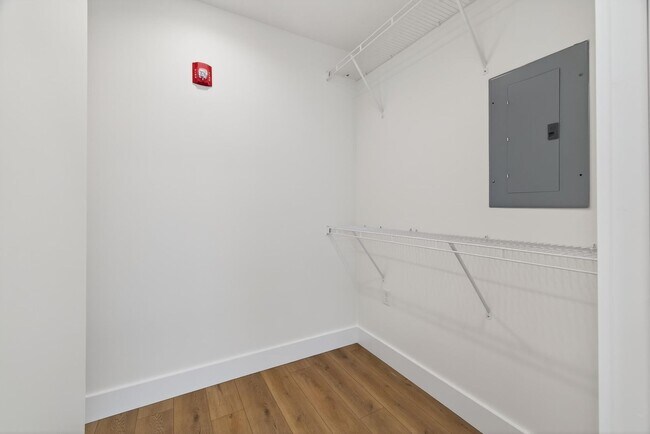 Building Photo - 116 E 3rd St