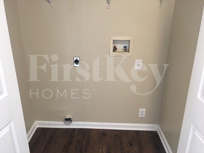 Building Photo - 3393 Woods Dr