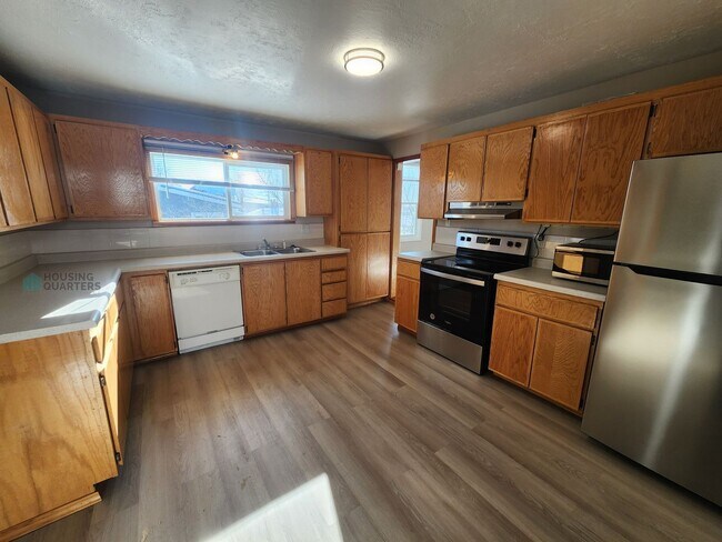 Building Photo - This 3-bed, 1-bath home features original woodwork, a covered front porch, a fenced yard, and an ...