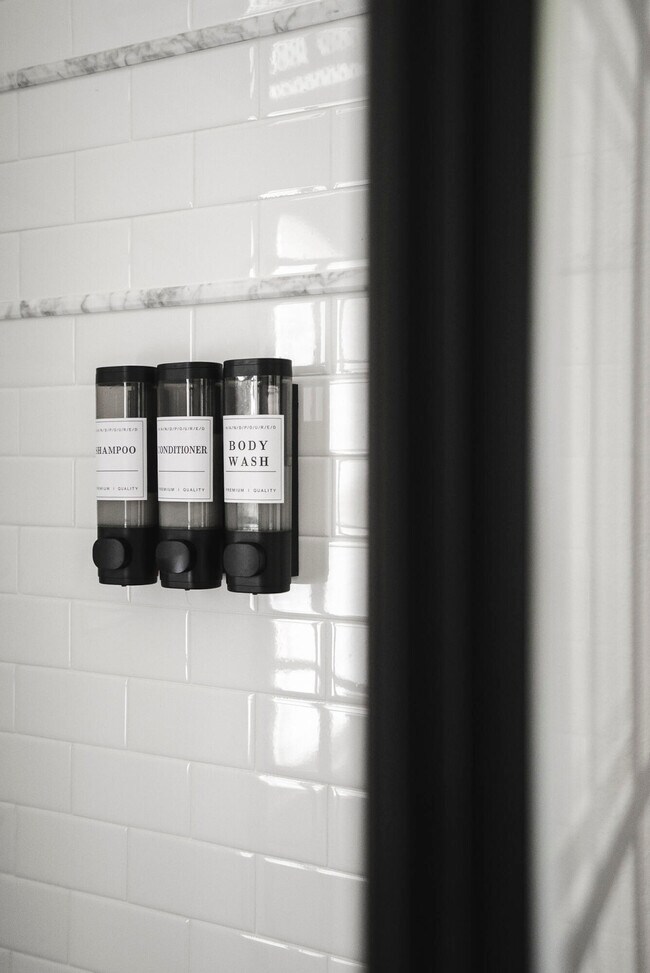 Building Photo - 227 Kershaw St NE