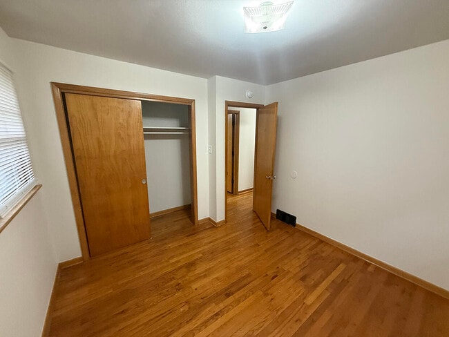 Building Photo - 2102 Woodlea Dr