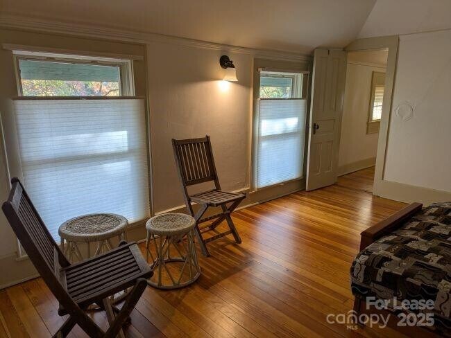 Building Photo - 220 Melrose Cir