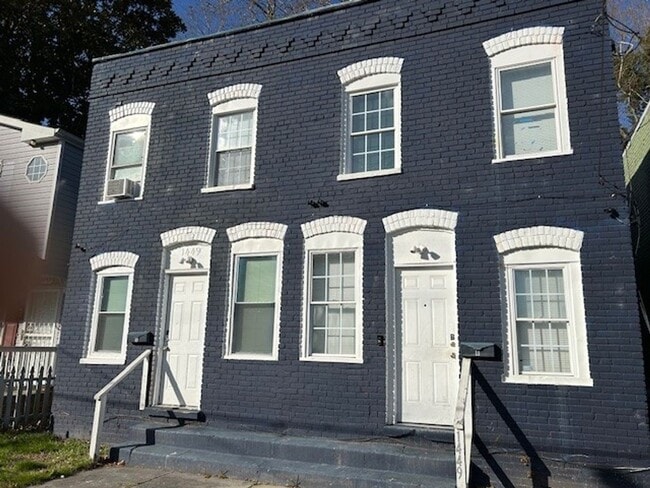 Building Photo - Newly renovated 3 BR 1.5BA 1400 sf townhouse located in near downtown Norfolk.
