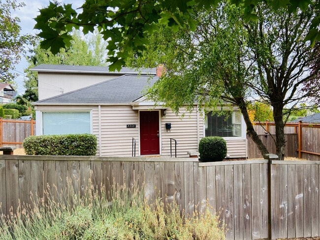Building Photo - Cute 3 Bedroom Home in the Heart of West S...