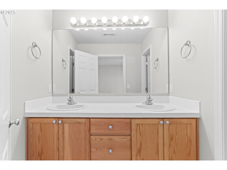 Building Photo - 2345 NW Oak Knoll Pl