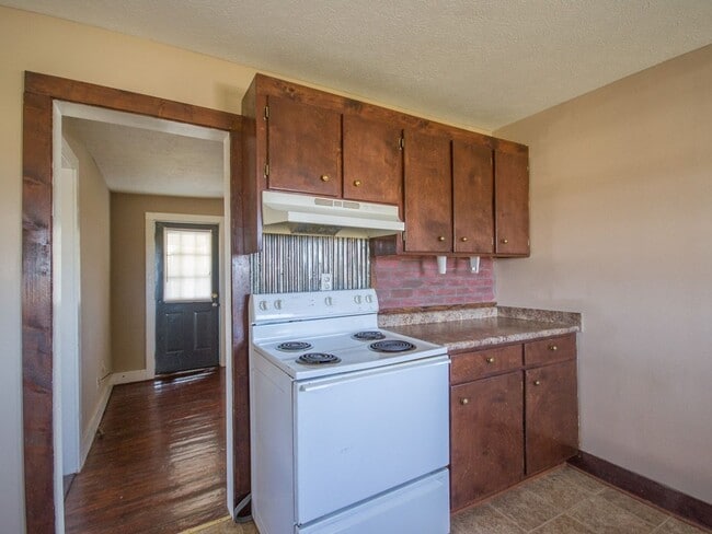 Building Photo - Country Setting Home