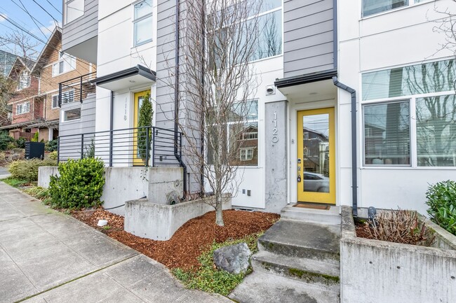 Building Photo - 2Bd/1.75Ba Seattle Townhouse