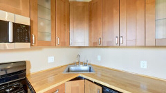 Building Photo - Renovated Bay Village  2 Bed on Cortes Street for June 1st