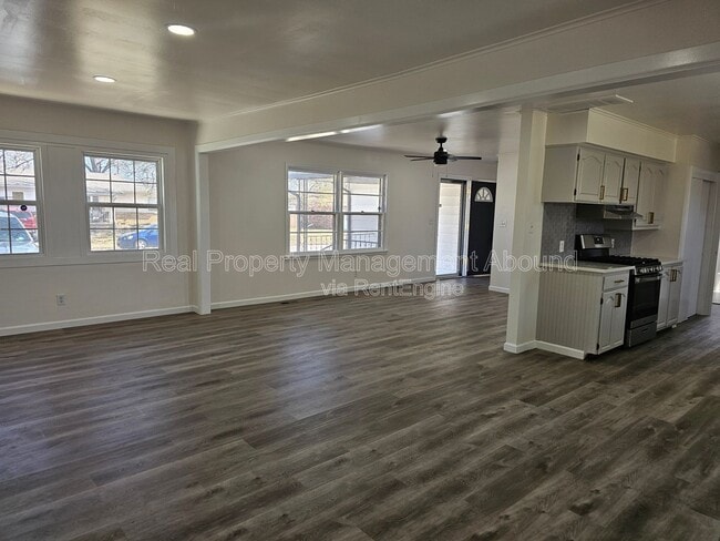 Building Photo - 1030 N Hickory Ave