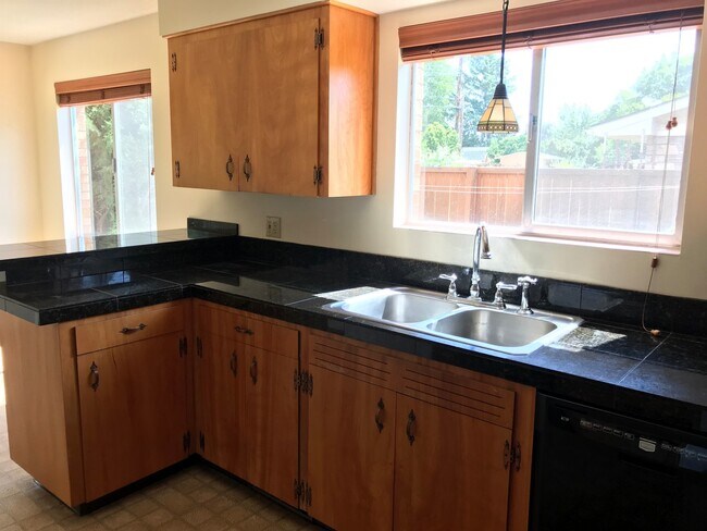 Building Photo - 3824 W Greenbrier Dr