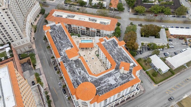 Building Photo - 2030 Douglas Rd
