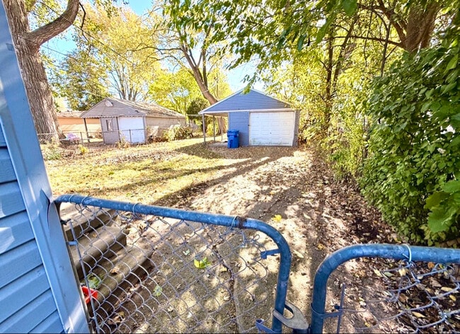 Building Photo - 11260 Fisher Ave