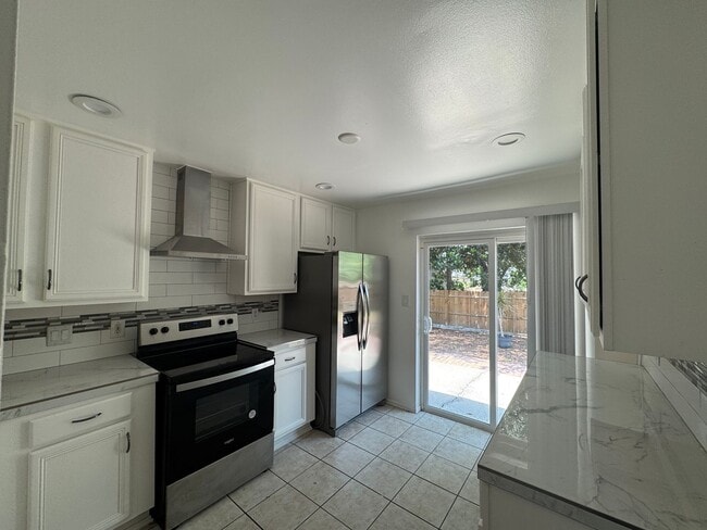 Building Photo - Freshly Updated Home for Lease – Move-In R...
