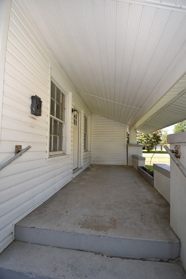 Building Photo - Recently Updated 3 Bedroom House