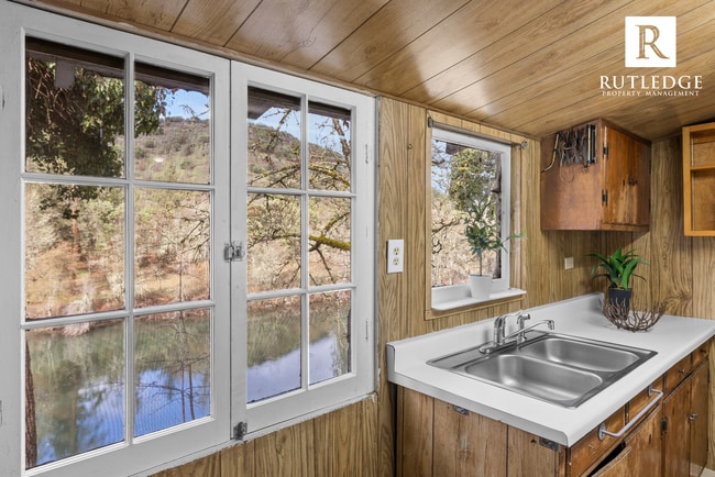 Building Photo - 454 Rogue River Hwy