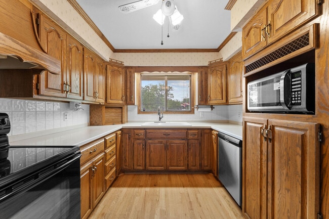 Building Photo - 471 Parkside Dr