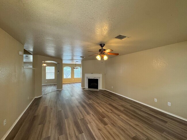 Building Photo - Move-In Ready 3BR Home with Open Living & Large Backyard Leon Valley | 410 & Bandera Rd