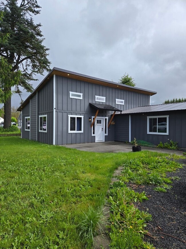 Primary Photo - 3 Bedroom 2 Bath with Garage in Mossyrock
