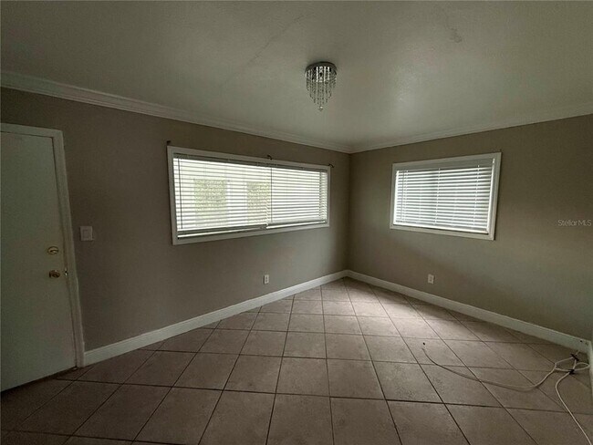 Building Photo - 1345 Drew St