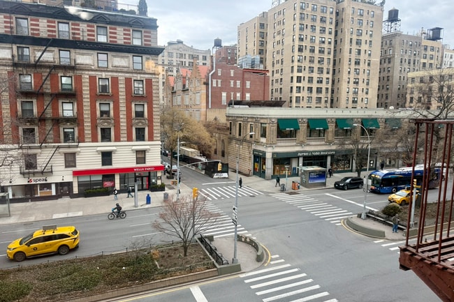 Building Photo - 2274 Broadway