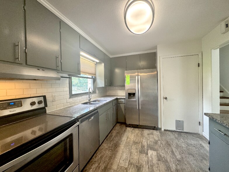 Building Photo - 8011 Reinhardt Ln