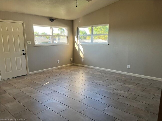 Building Photo - 3 bed, 2 bath, House.