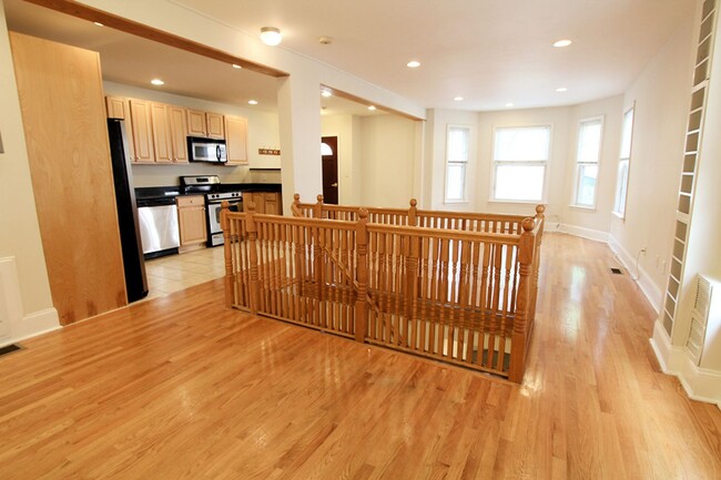 Building Photo - Large 3 bed in Brookline