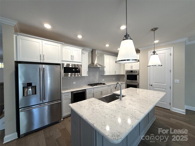 Building Photo - 707 Marion Dr