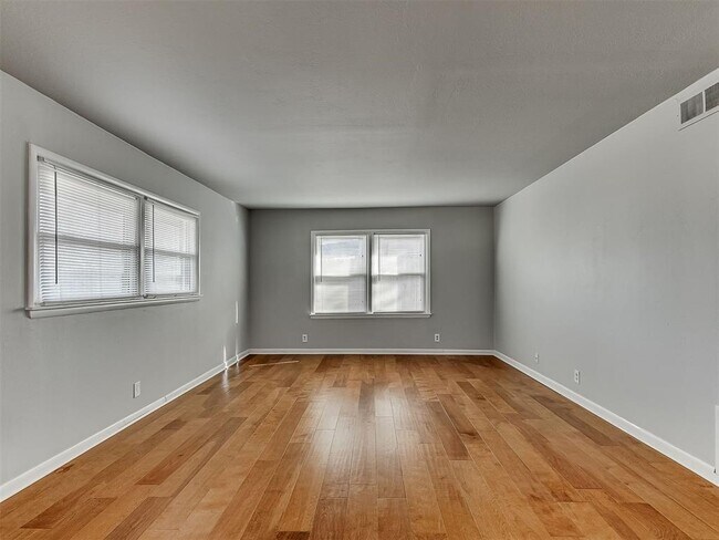 Building Photo - 2641 Kent Dr