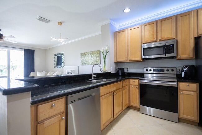 Building Photo - 8115 Bellagio Ln