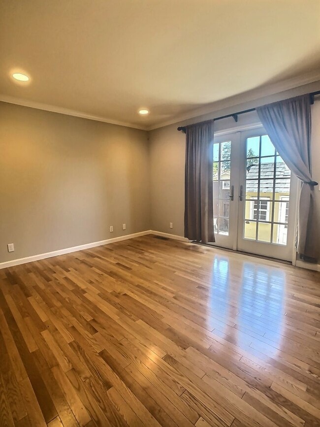 Building Photo - Spacious 4 Bed/ 2 Bath House in the Quiet ...