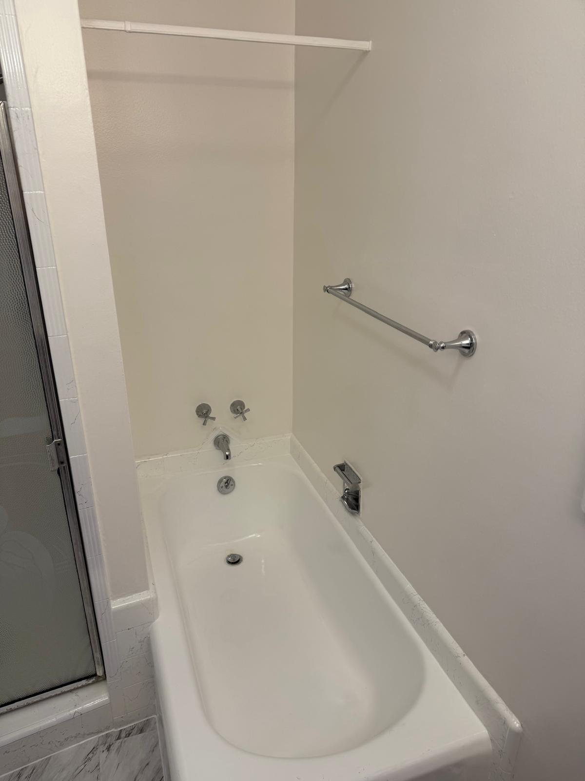 Bathtub - 1114 N Sweetzer Ave