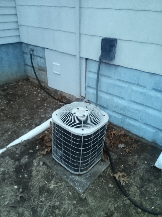 Building Photo - 1857 Janvier Rd