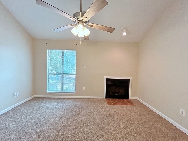 Building Photo - 3 Bedroom Townhouse off Jefferson Hwy near...