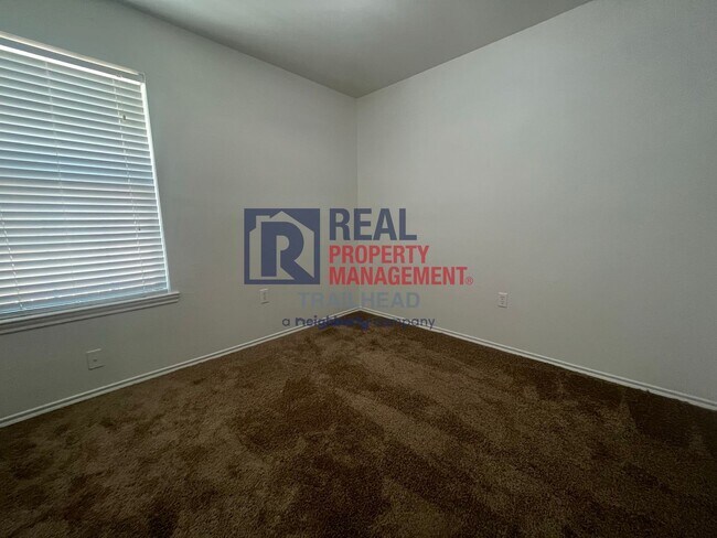 Building Photo - Great Location - 3 Bed/2 Bath - $500 Rent ...