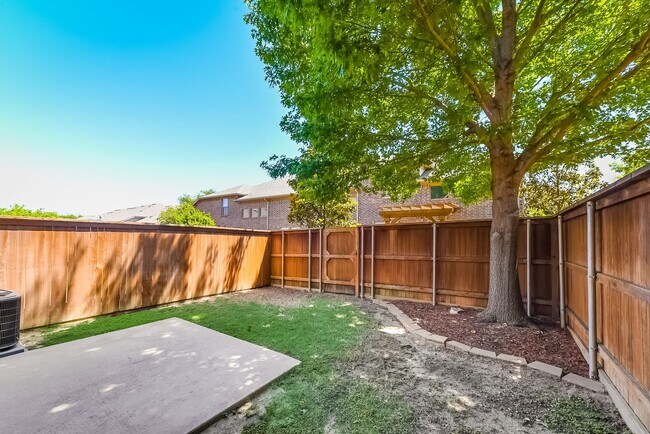 Building Photo - COMING SOON! CHARMMING 2 BEDROOM TOWNHOME ...