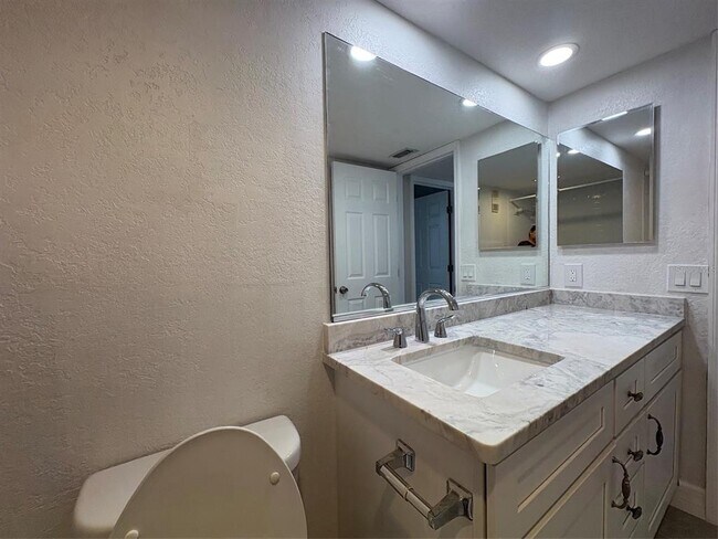Building Photo - 250 Woodette Dr