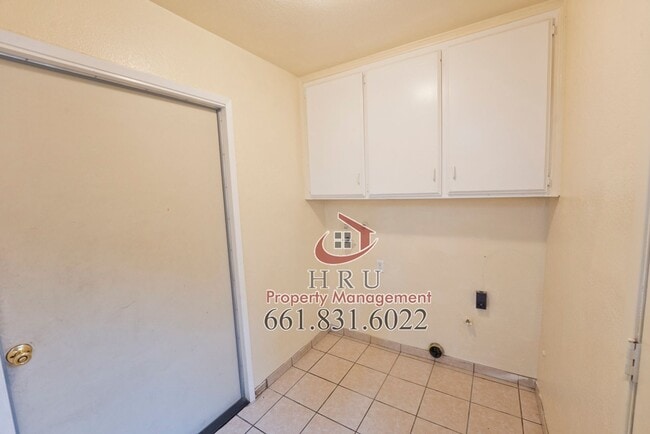 Building Photo - SW-Bakersfield. 3bed/2bath