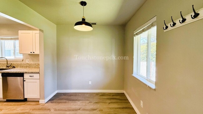 Building Photo - Beautifully Remodeled Home in Near Powell ...