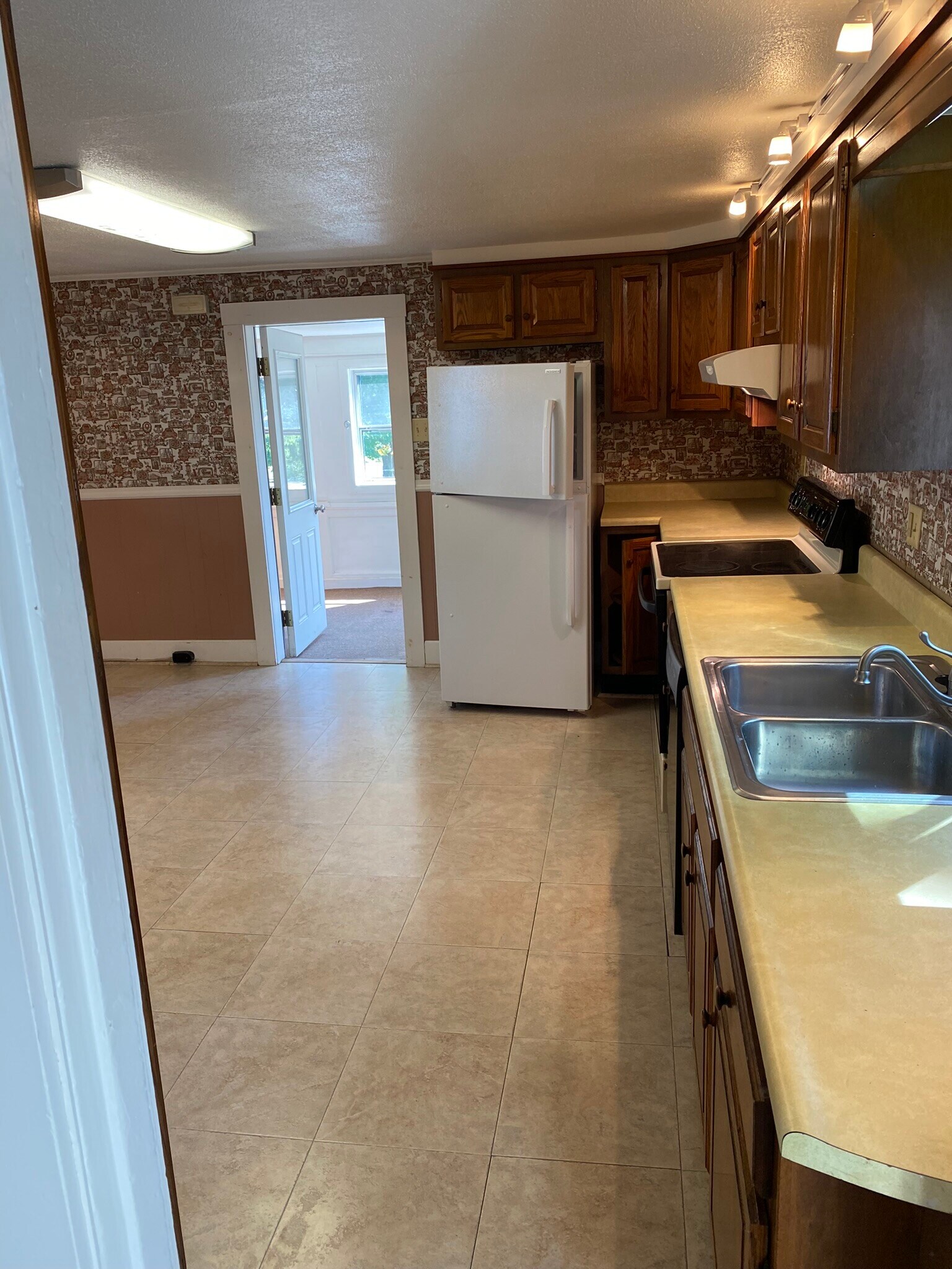 kitchen - 210 Center St