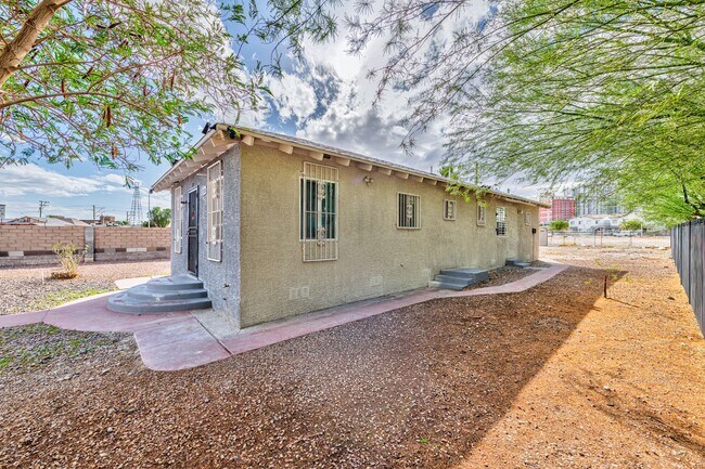 Building Photo - 339 N 10th St