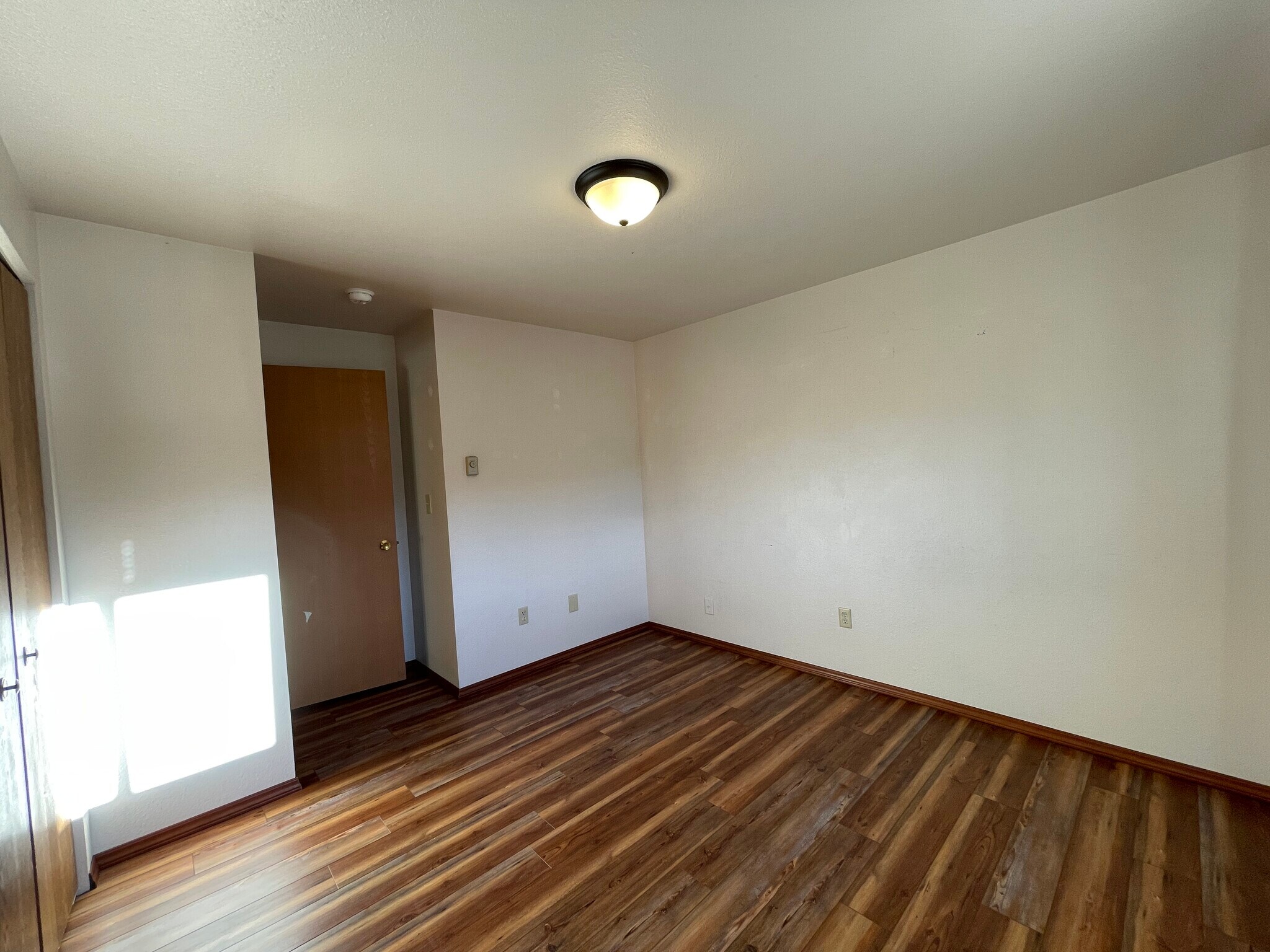 Building Photo - 609 Princeton Ave N