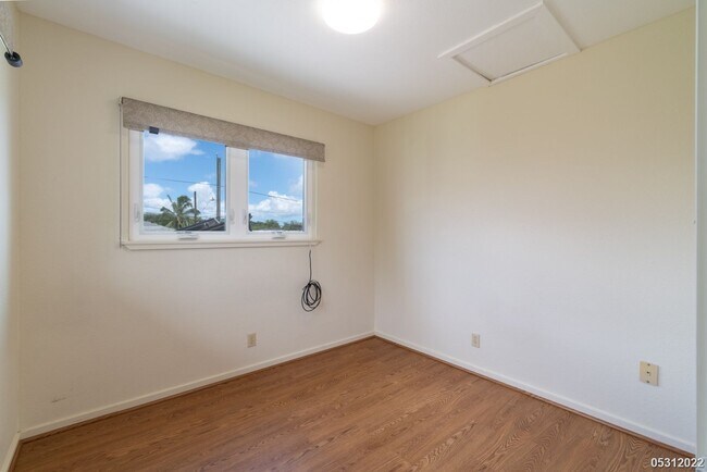 Building Photo - IMMACULATE AND CLEAN 3BR/1.5BA WITH 2 BONU...