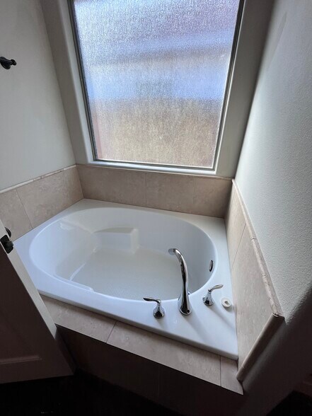 Soaking tub in master - 7213 Lake Serenity Dr