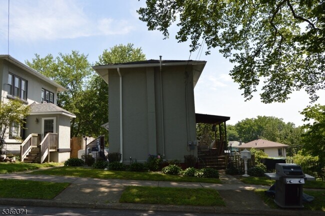 Building Photo - 923 Hillside Rd